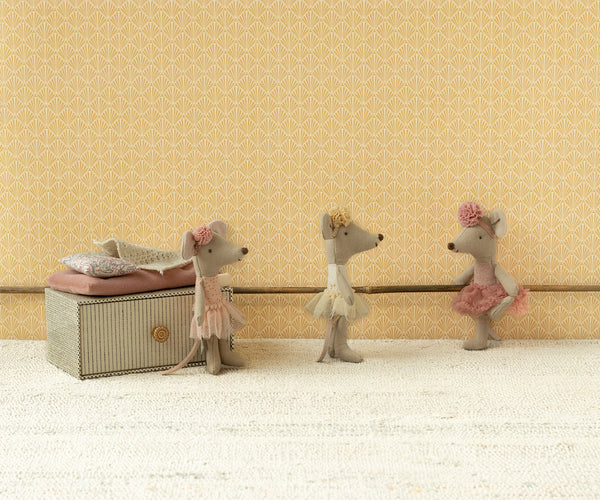 Maileg Dance Mouse in Daybed